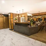 Victor Hotel